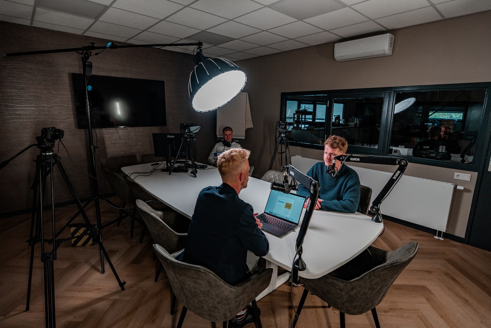 WeAreTellers-studioset op locatie